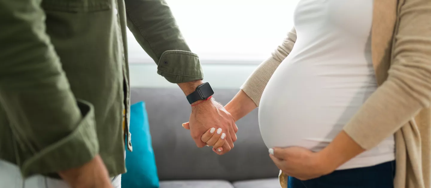 pregnant-couple-holding-hands
