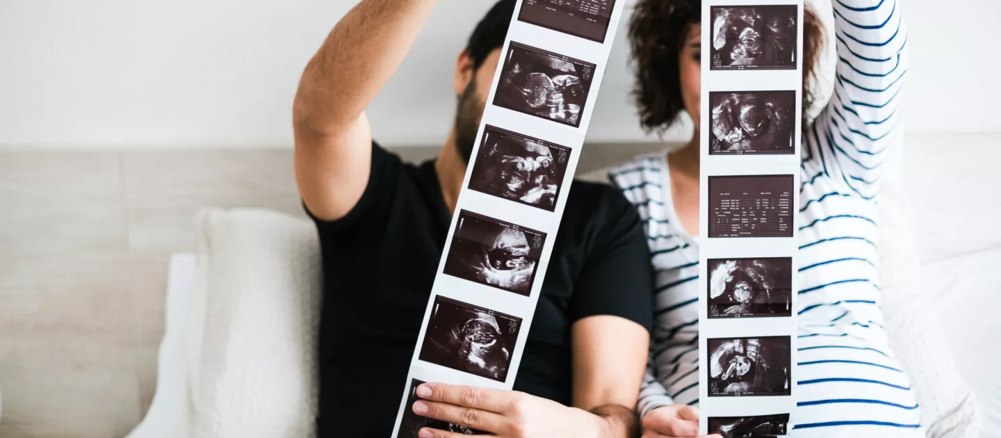 couple-showing-ultrasound-images