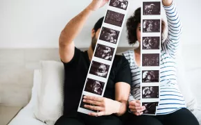couple-showing-ultrasound-images