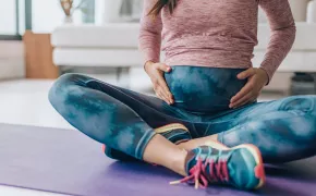 pregnant-woman-on-mat-activewear